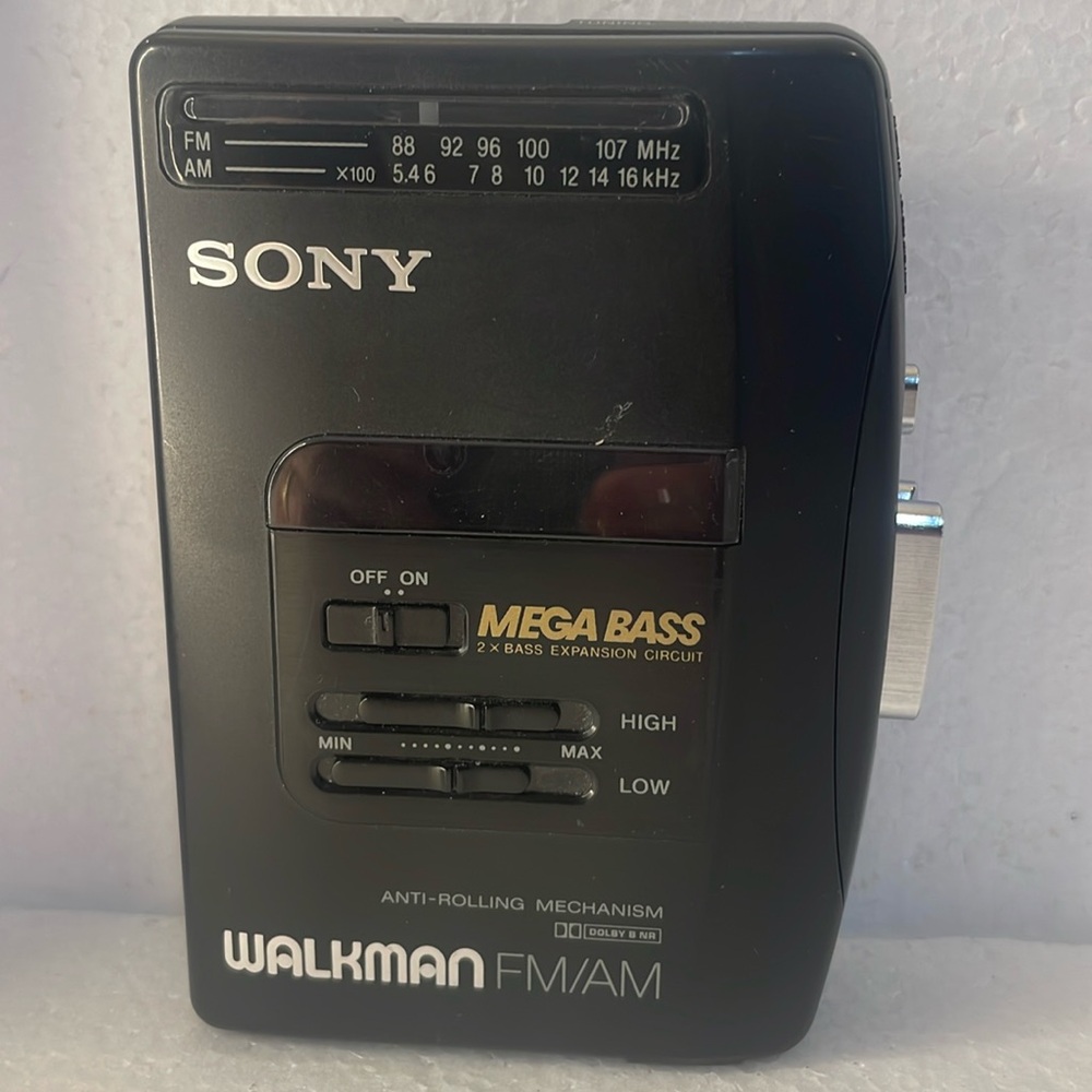Sony Walkman SM-FX 19 cassette player mega bass rolling mechanism radio beltclip